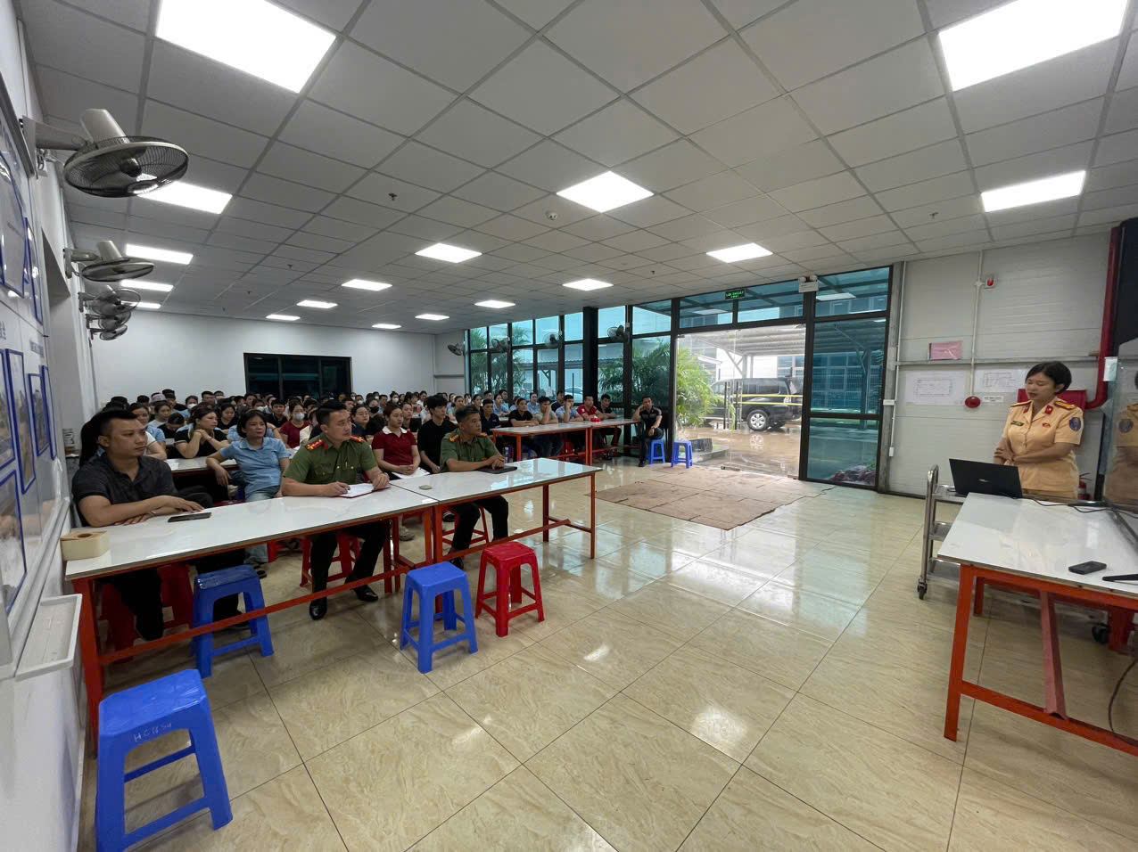 Phòng Cảnh sát giao thông và Phòng An ninh kinh tế tuyên truyền pháp luật cho hơn 100 công nhân Công ty HIO PRO Việt Nam